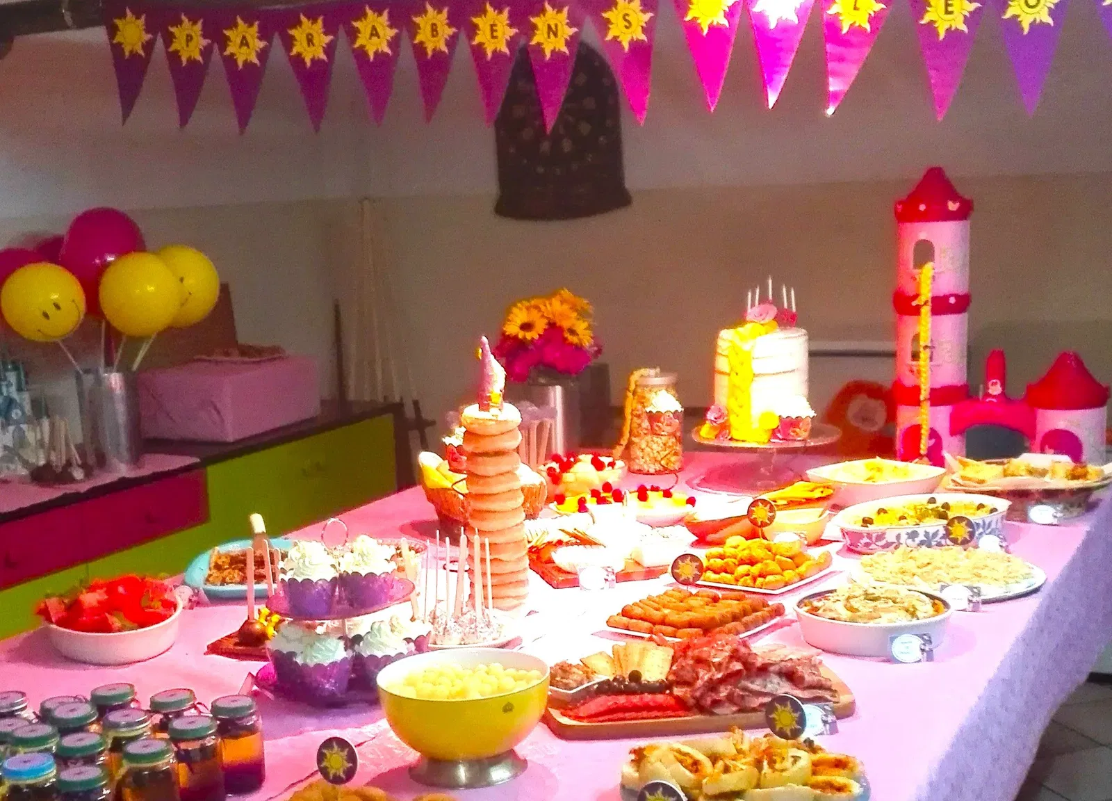 Festa de aniversário infantil em casa - Tema Rapunzel