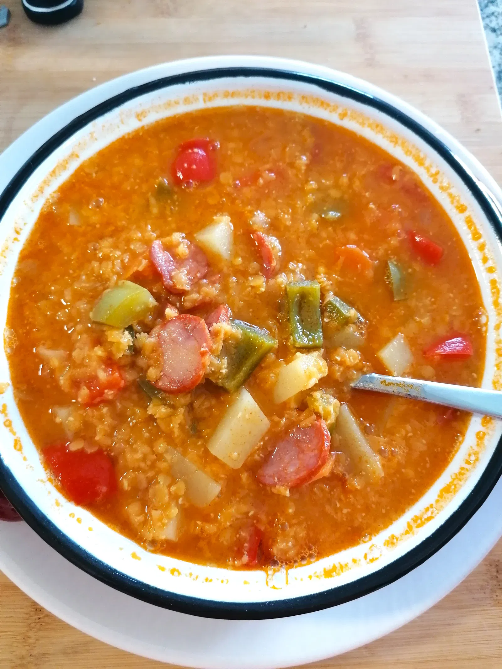 Receita de sopa rica e nutritiva de lentilhas e chouriço